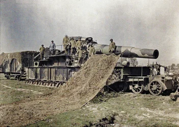 Åtta franska soldater kamouflerar en 370 mm järnvägspistol med inskriptionen Keity, Noyon, Oise, Frankrike, 5 september 1917 (autokrom)